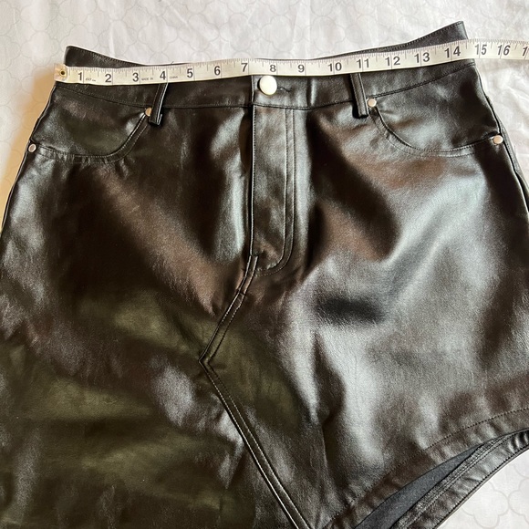PrettyLittleThing Faux Black Leather Asymmetric Mini Skirt - Picture 6 of 9